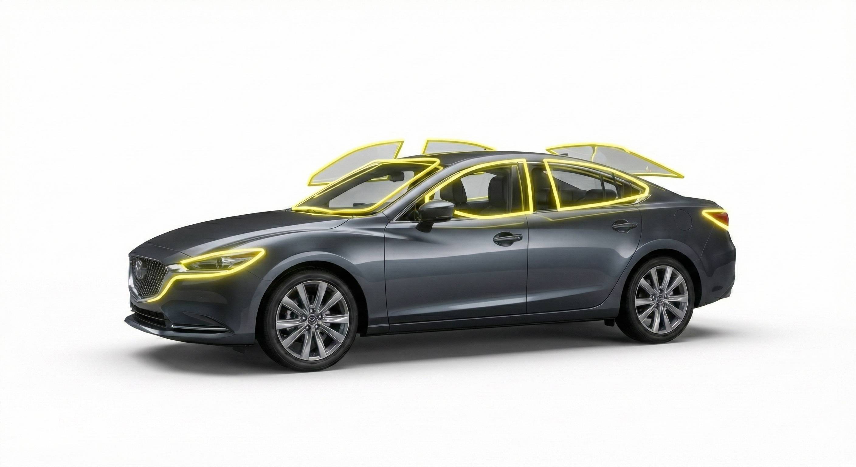 Véhicule avec tous les vitrages mis en évidence - pare-brise, vitres latérales, lunette arrière et toit ouvrant